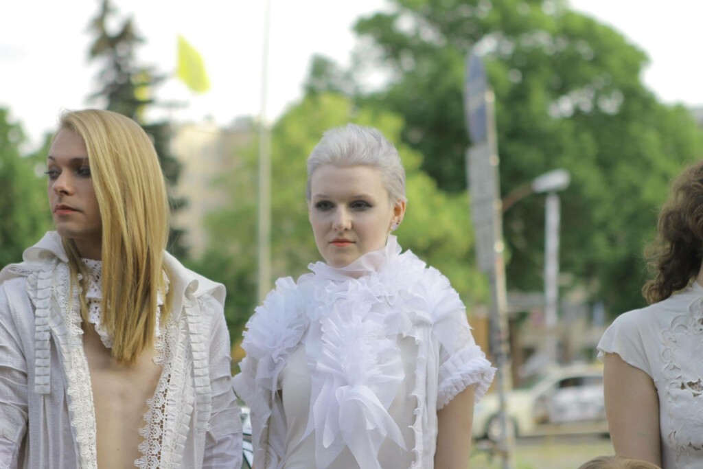 Models-all-white-outfit-Berlin-music-video-awards-red-carpet