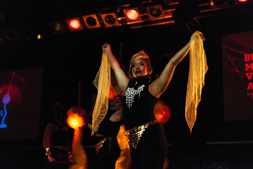 black-gold-scarf-live-performance-female-onstage-berlin-music-video-awards