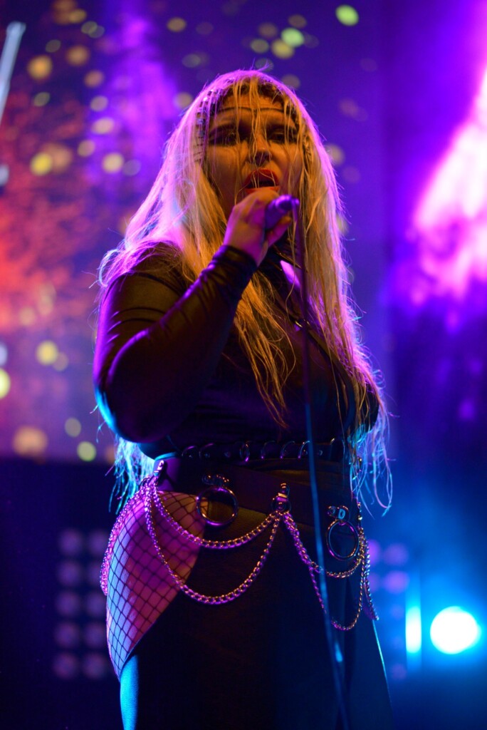blonde-female-singer-chains-onstage-live-berlin-music-video-awards