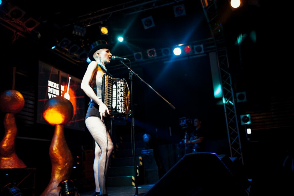 liver-performance-female-accordeon-onstage-berlin-music-video-awards