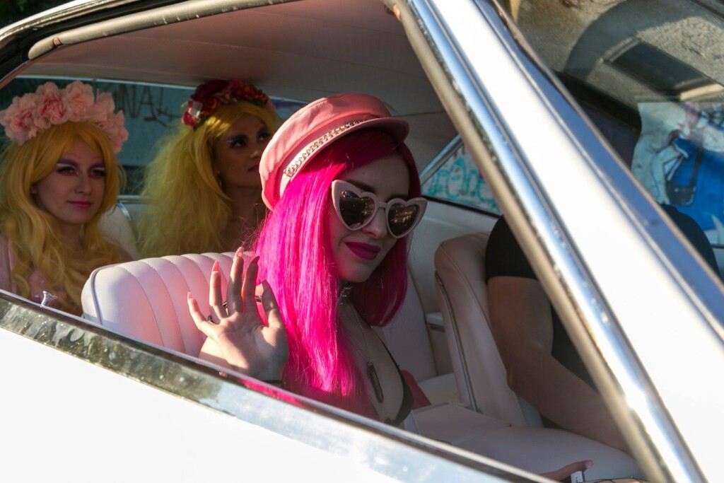 pink-hair-girl-in-car-red-carpet-bmva