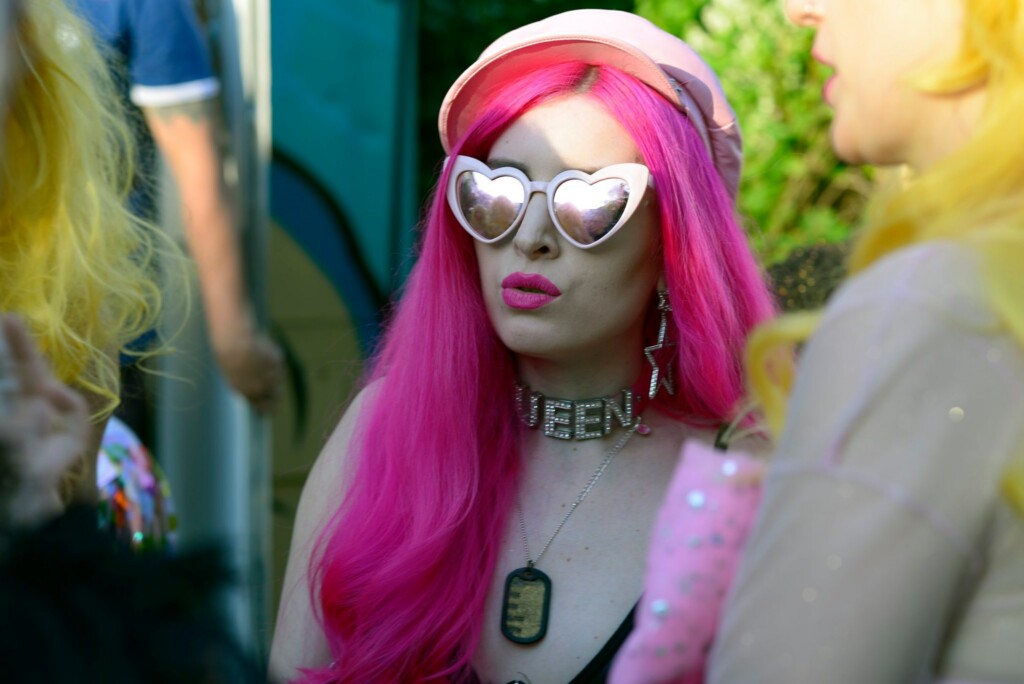 pink-hair-heart-sunnies-girl-outdoor-dmva