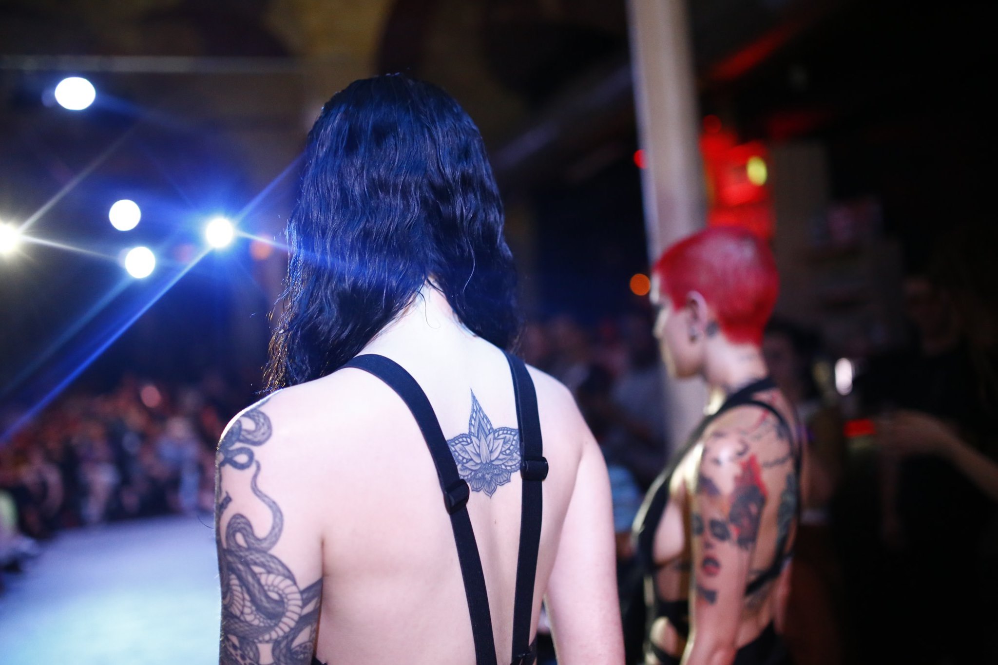 tattoo-model-in-black-red-hair-fashionshow-bmva